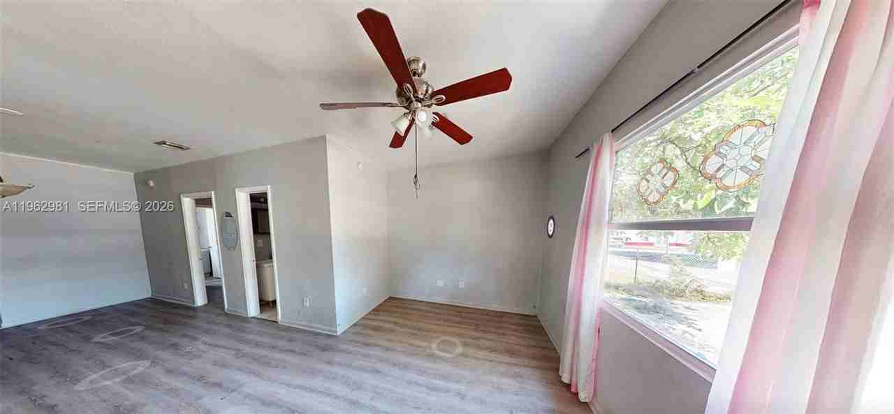 236 Ne 57th St - Photo 7 of 11