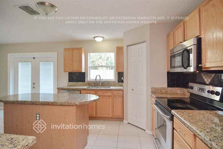 1249 Sw Mancuso Ave - Photo 5 of 9