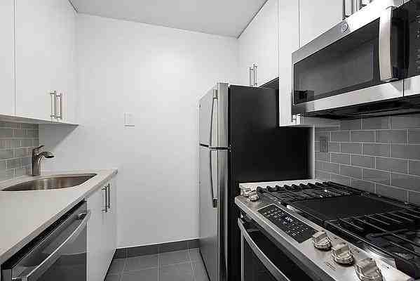 W 52nd St #4D - Photo 5 of 12