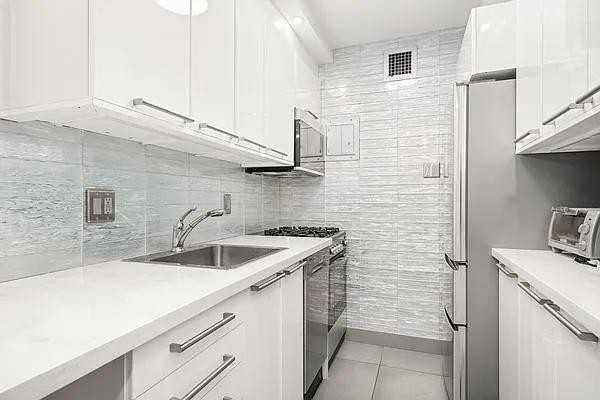 W 55th St #7C - Photo 5 of 20