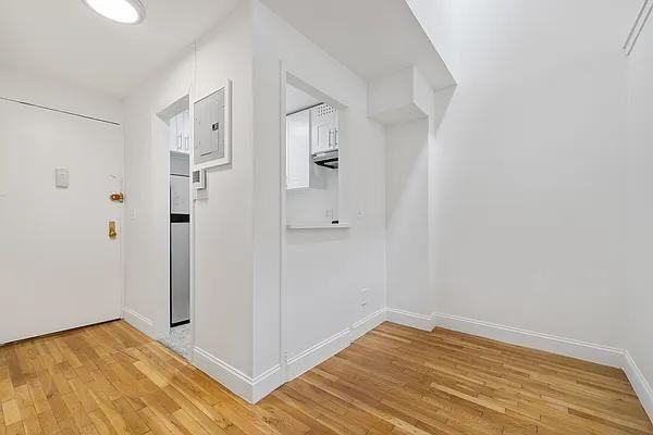 E 54th St #PHA - Photo 4 of 20