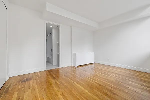 E 54th St #PHA - Photo 5 of 20