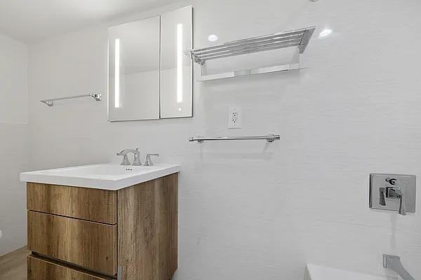 E 54th St #PHA - Photo 6 of 20