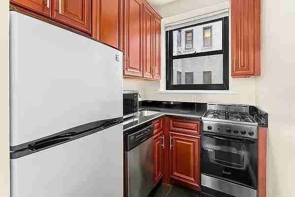 W 47th St #PHC - Photo 4 of 17