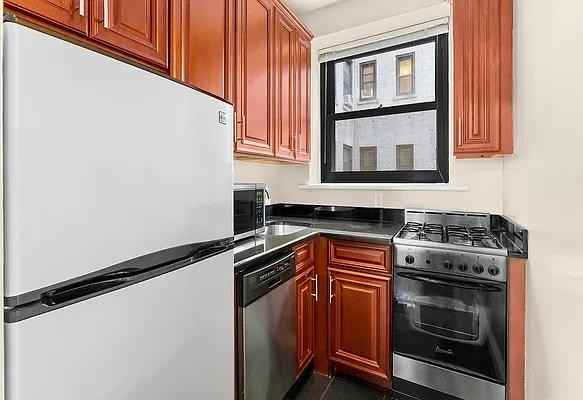 W 47th St #7C - Photo 4 of 8