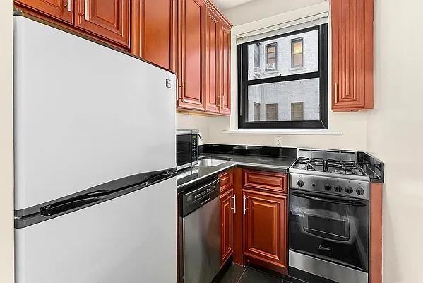 W 47th St #8C - Photo 4 of 9