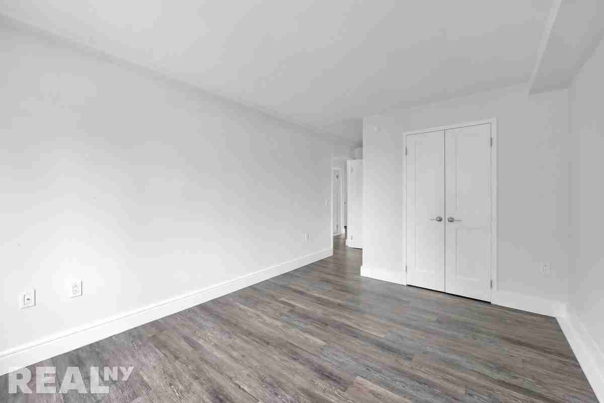 E 91st St #1202 - Photo 5 of 11