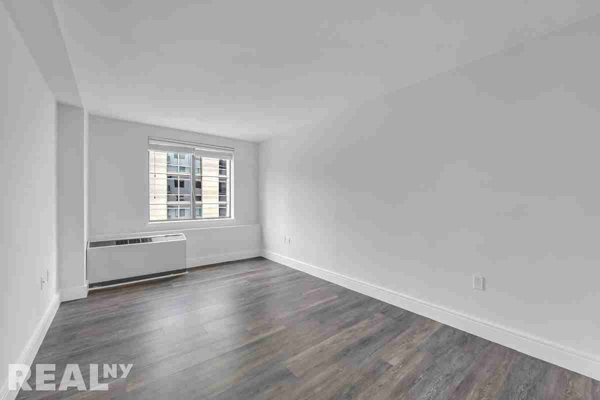 E 91st St #1202 - Photo 7 of 11