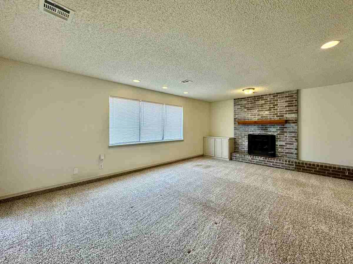 605 Nw 138th St #1 - Photo 5 of 29