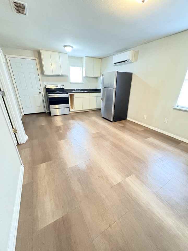 709 Baylor St #C - Photo 2 of 7