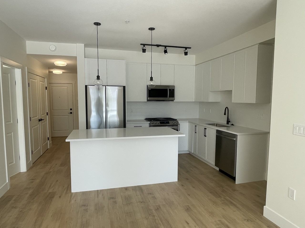 7506 199a St - Photo 3 of 25