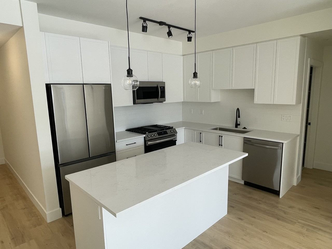 7506 199a St - Photo 4 of 25