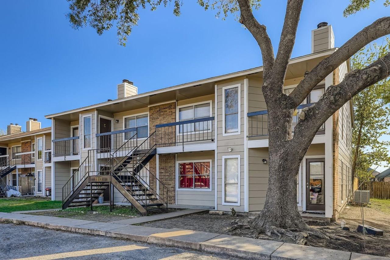 1913 W Loop