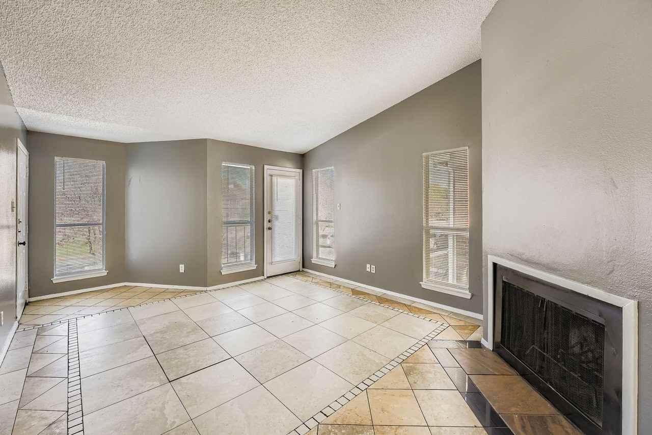 1913 W Loop - Photo 3 of 20