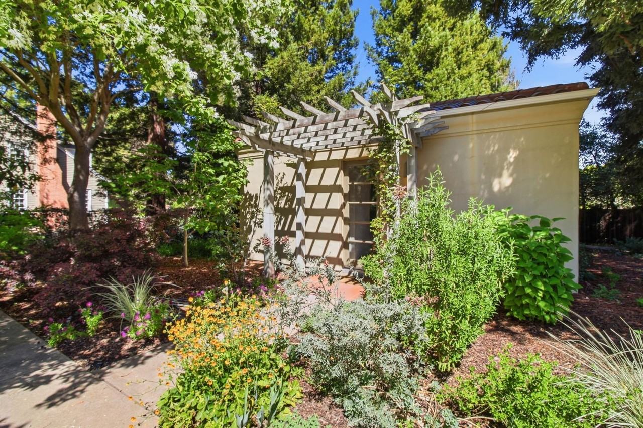 64 Alejandra Ave - Photo 6 of 20