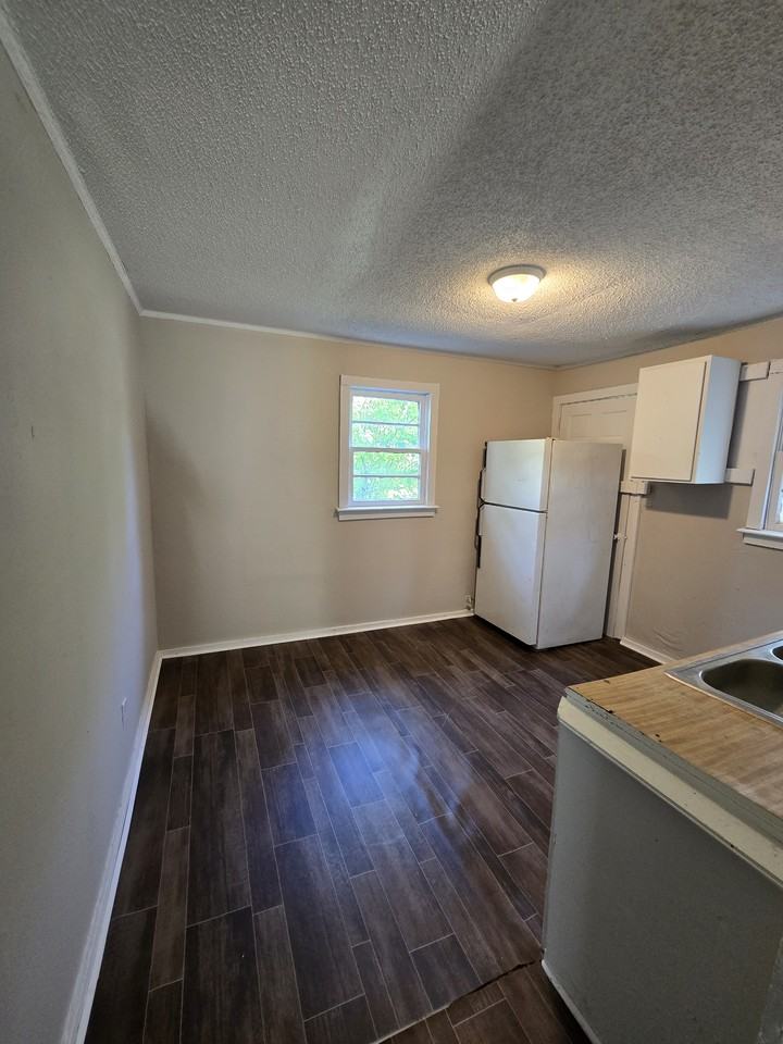 855 Bowie St #NA - Photo 2 of 7