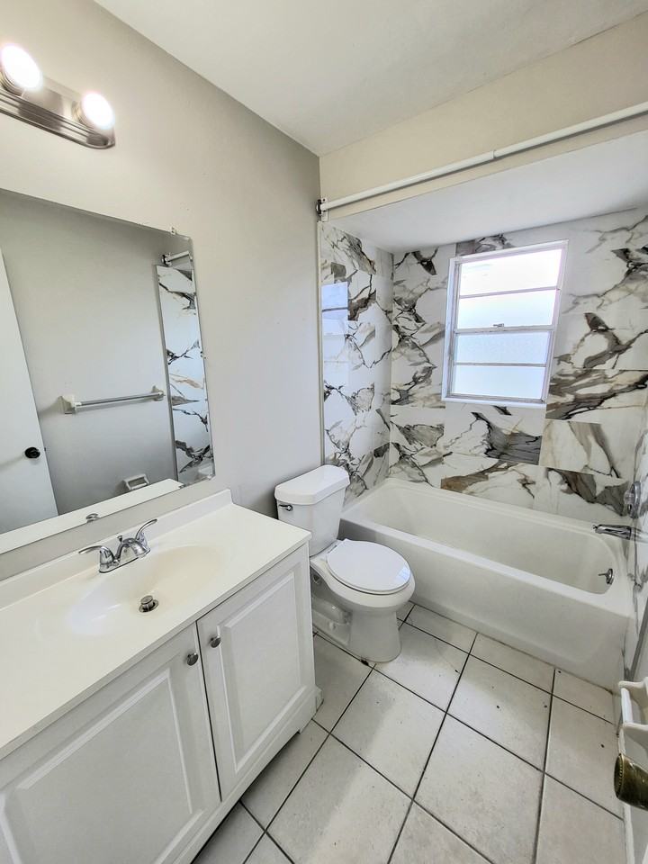 406 Ne 24th Pl #4 - Photo 5 of 7
