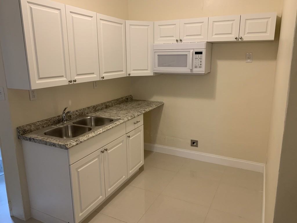 480 Ne 162nd St #480 - Photo 3 of 5