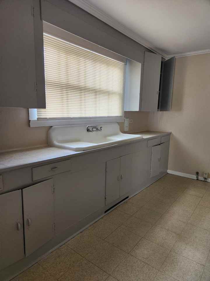 2703 Linwood St #1 - Photo 5 of 7