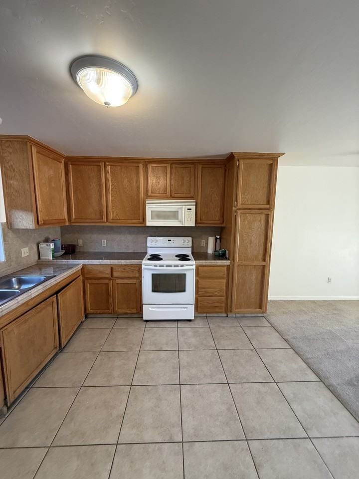 21600 Loop St #C - Photo 5 of 8