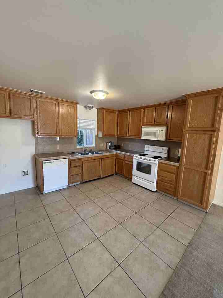 21600 Loop St #C - Photo 6 of 8