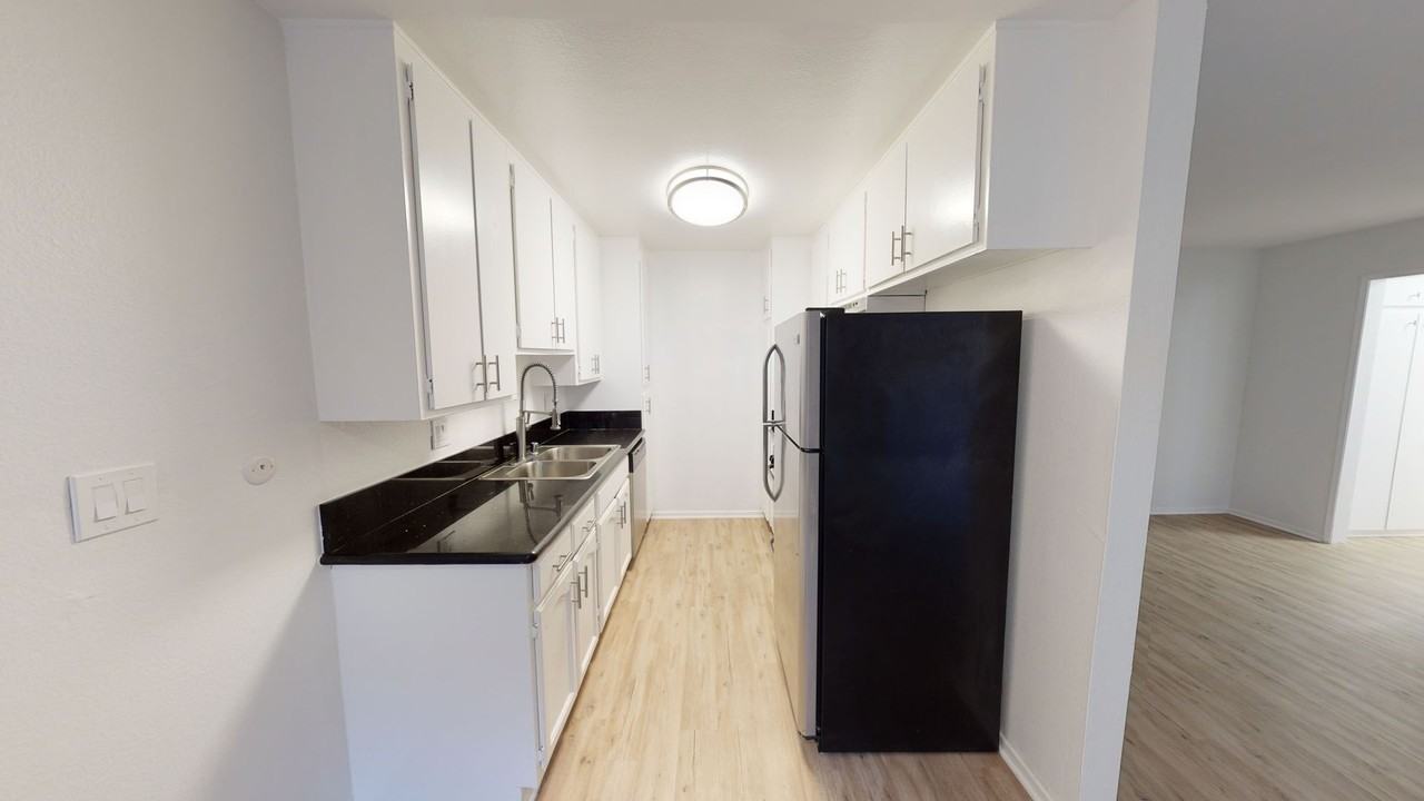 Royal Terrace Apartments - Photo 5 of 20