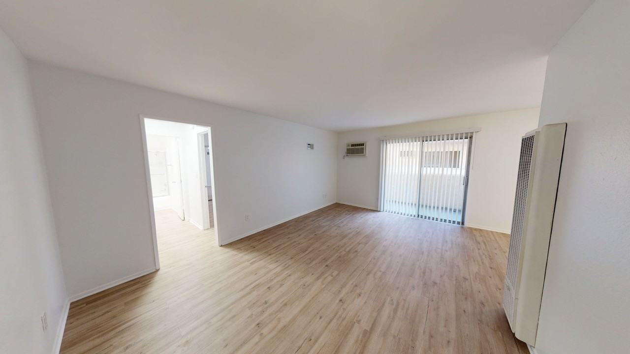Royal Terrace Apartments - Photo 7 of 20