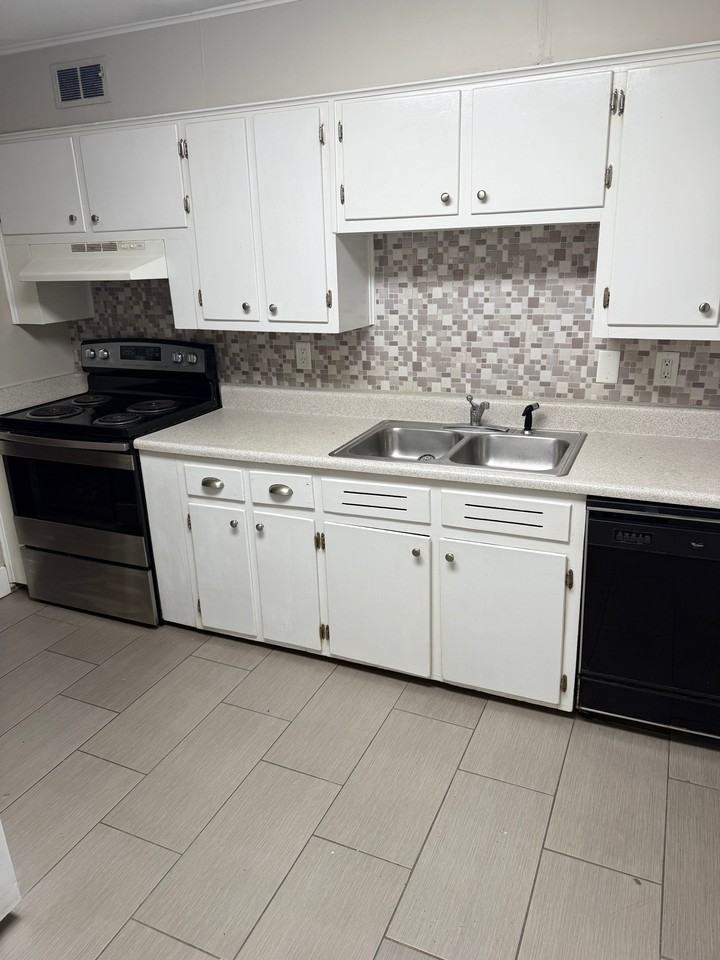1952 Calmar St #206 - Photo 2 of 8