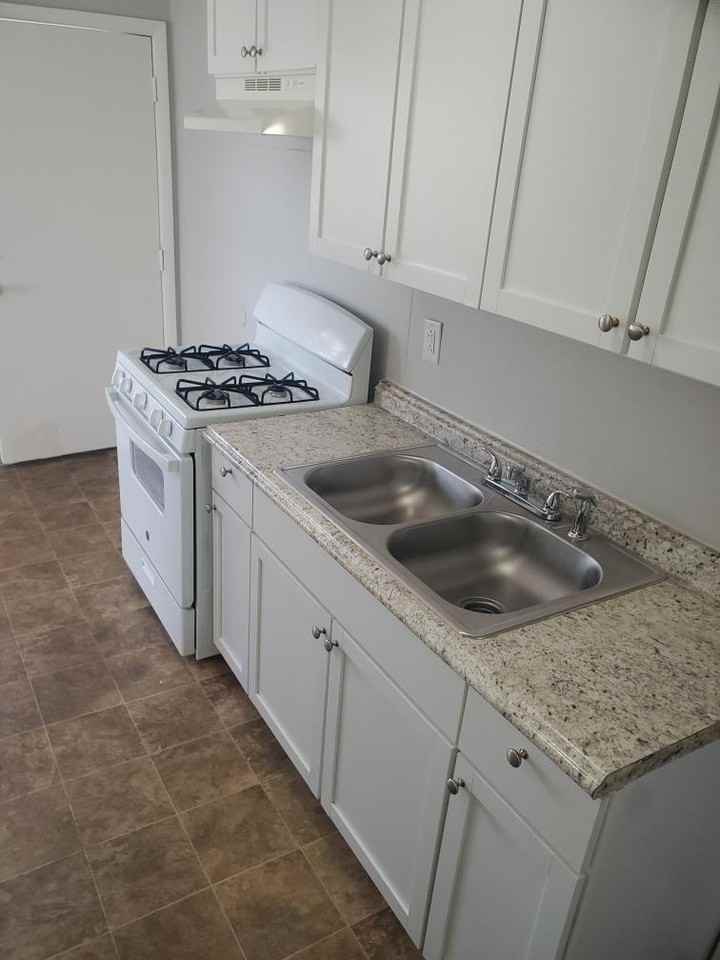 1314 E 12th St #1W - Photo 5 of 10