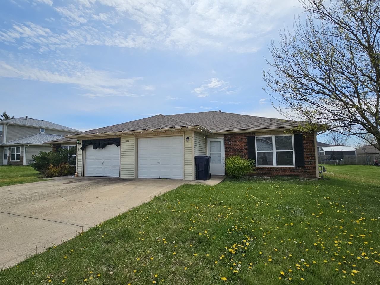 W 8th St #B - Photo 2 of 8