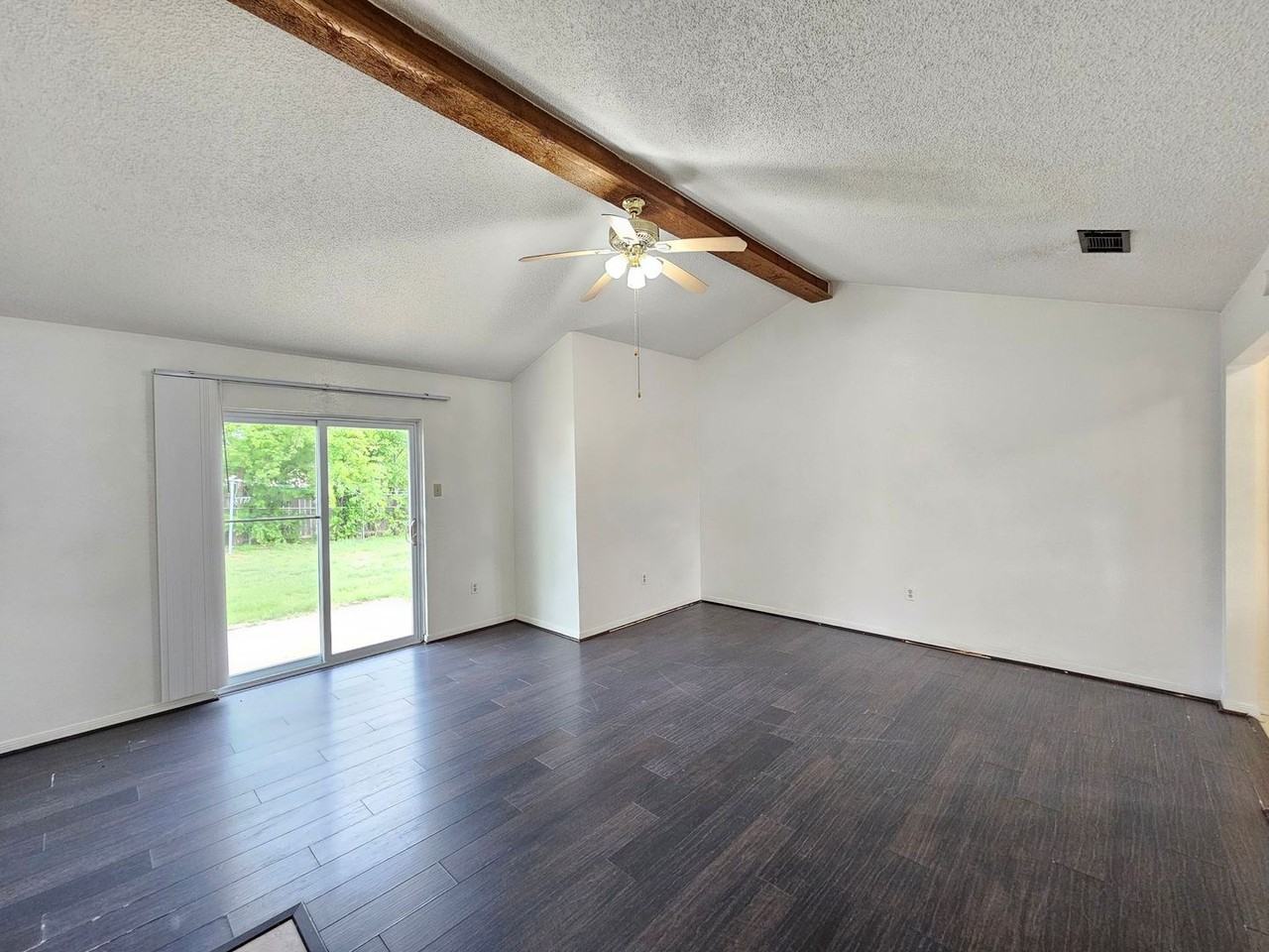 111 Bridle Dr - Photo 4 of 24