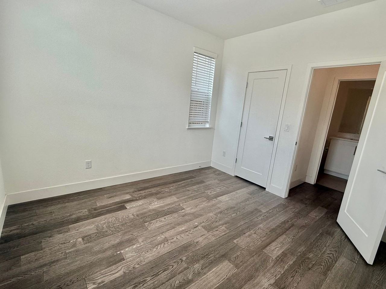 1561 Castlewood Pl - Photo 3 of 30