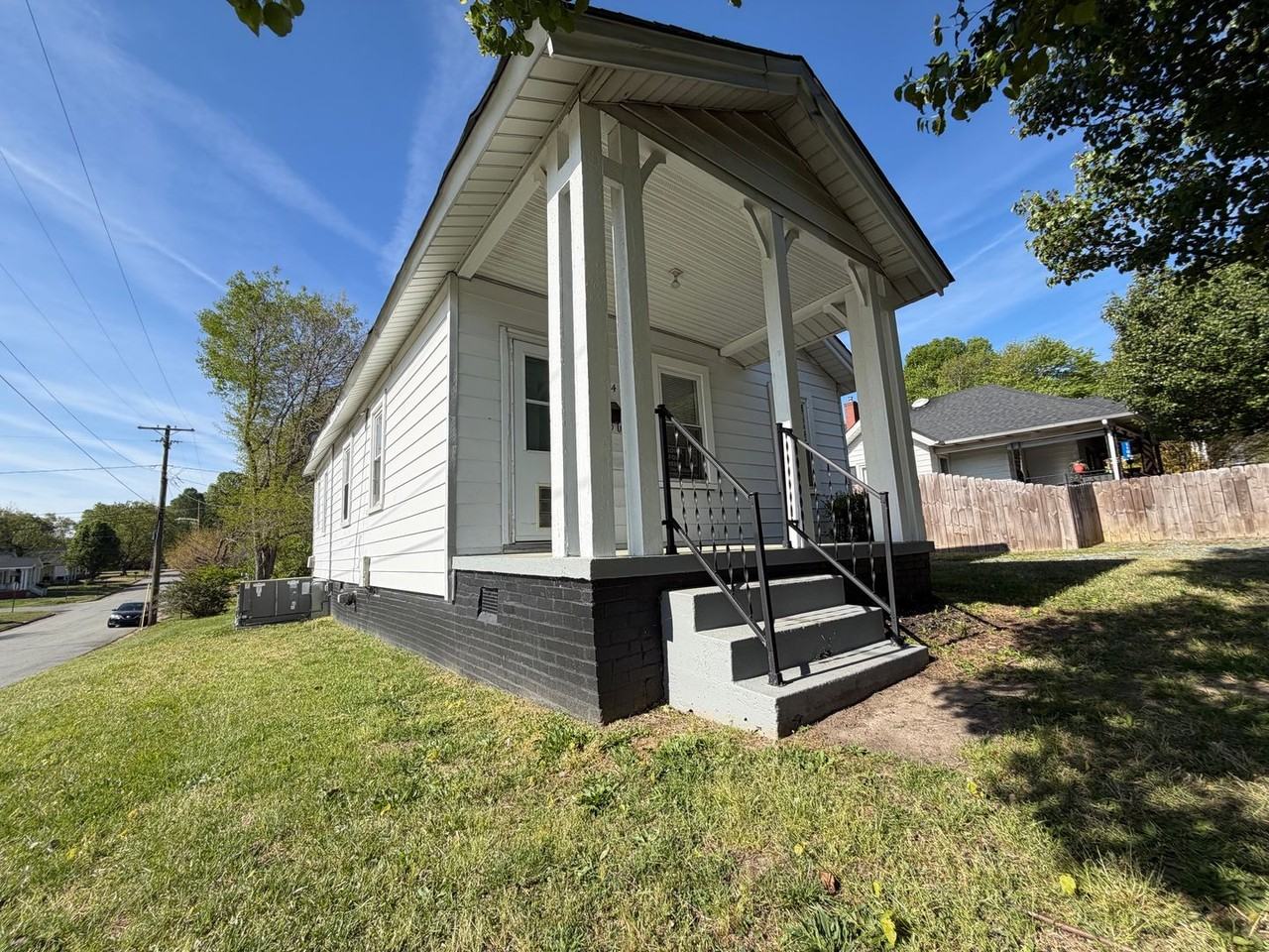 1104 W Webb Ave - Photo 2 of 19