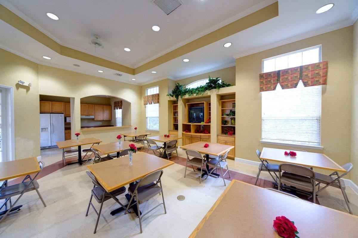 5601 Edenfield Rd - Photo 4 of 33