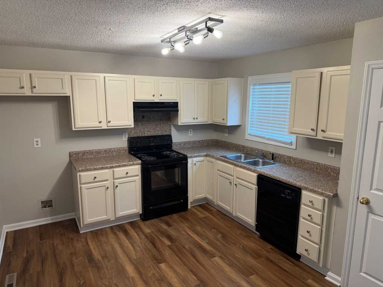 531 Park St - Photo 3 of 14