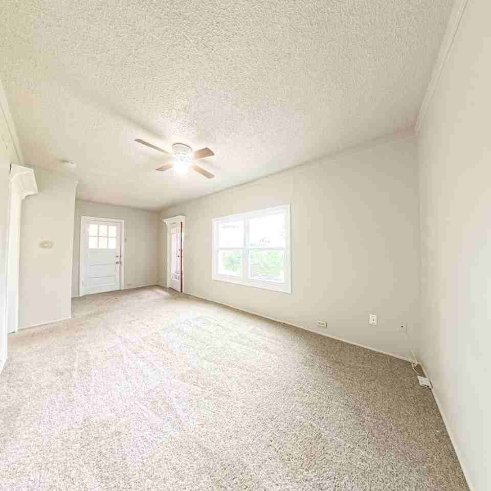 1808 Southlawn Dr - Photo 2 of 12