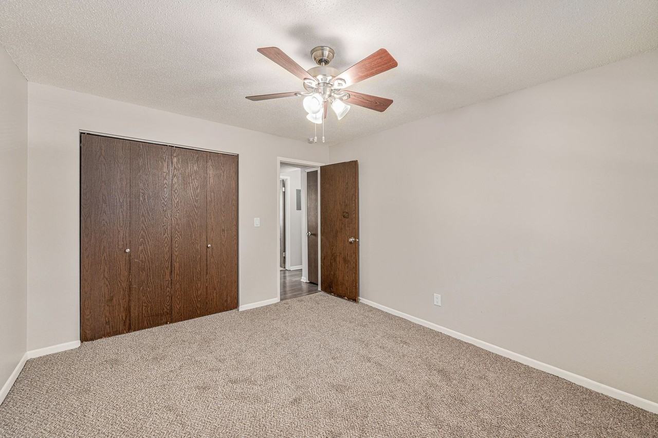 Crysler Plaza East - Photo 7 of 32