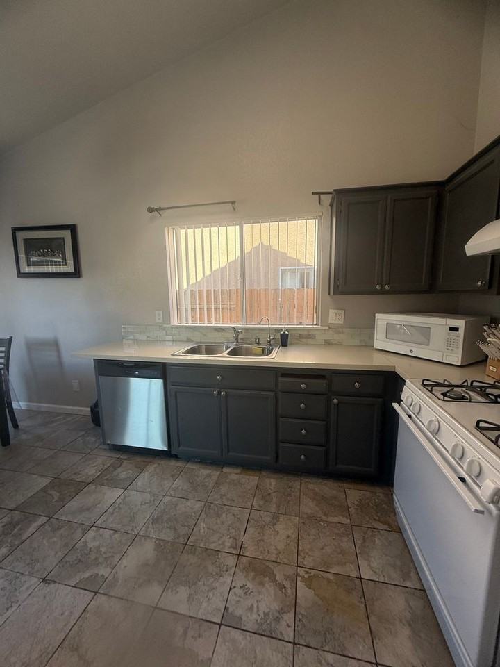 254 Driftwood Ave - Photo 7 of 24