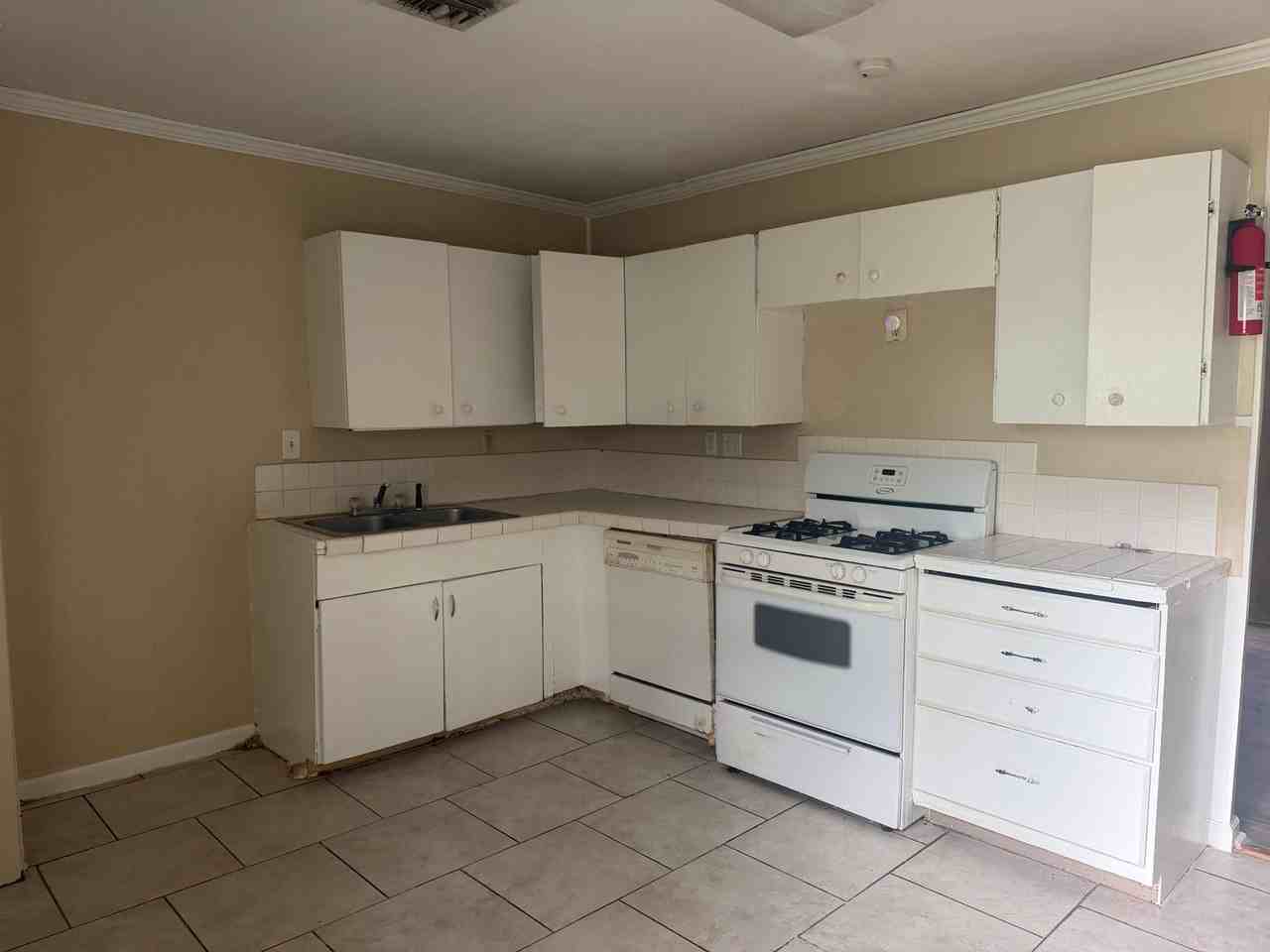 810 Fairmont Ln - Photo 3 of 9