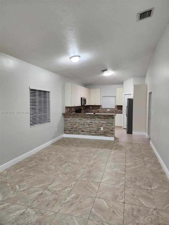 1231 Ne 32nd Ave - Photo 2 of 16