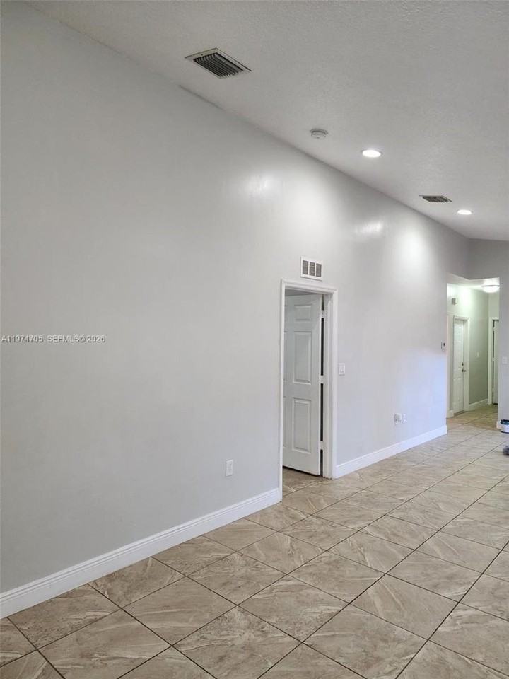 1231 Ne 32nd Ave - Photo 3 of 16