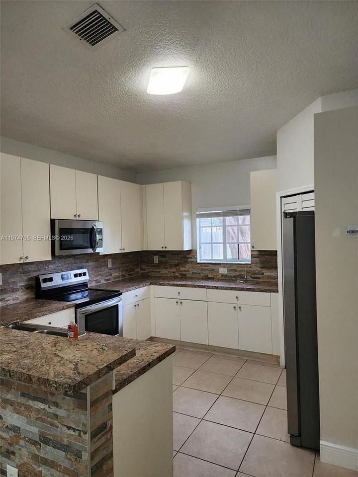 1231 Ne 32nd Ave - Photo 4 of 16