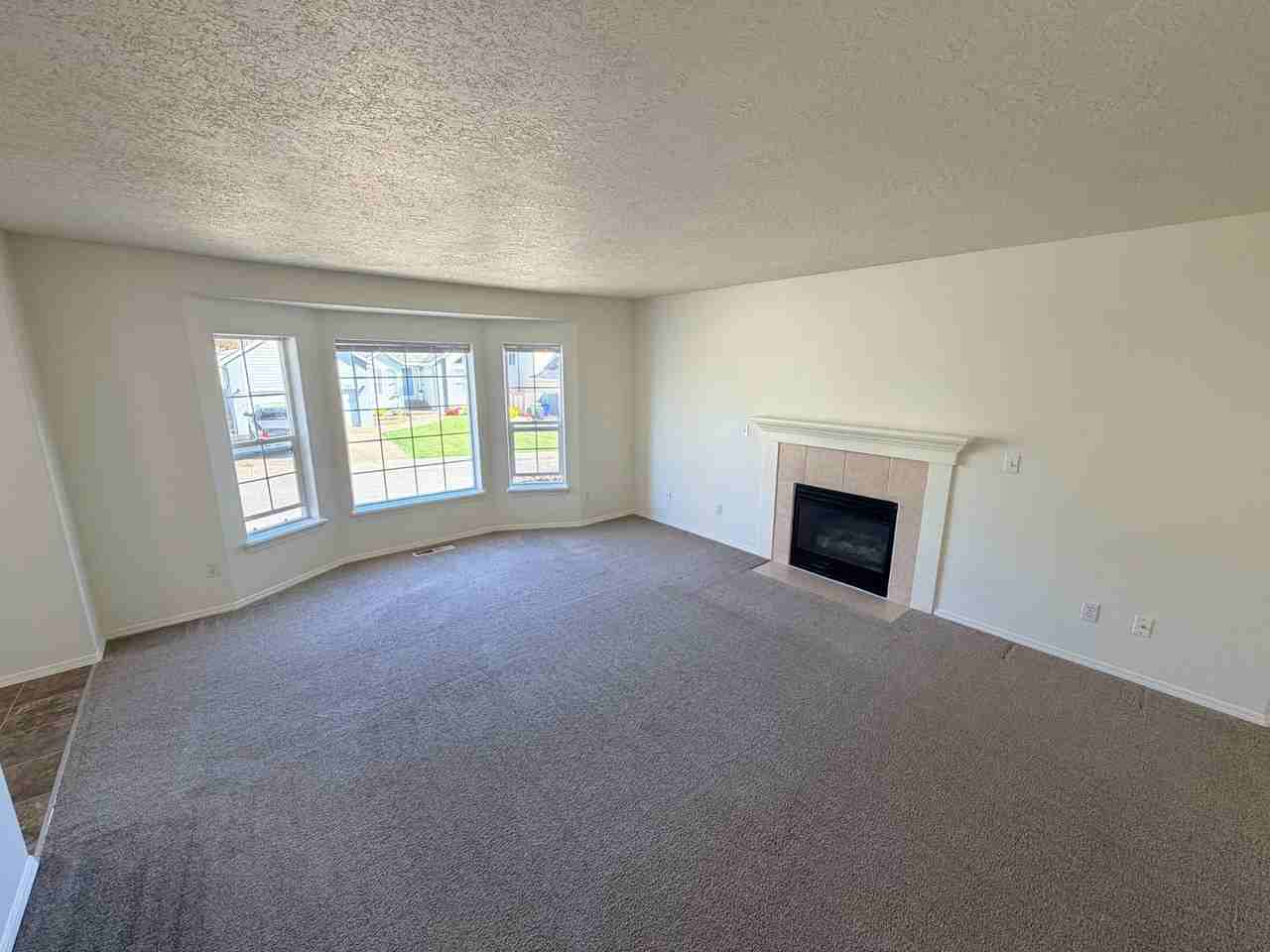 2846 Vintage Ave Se - Photo 2 of 13