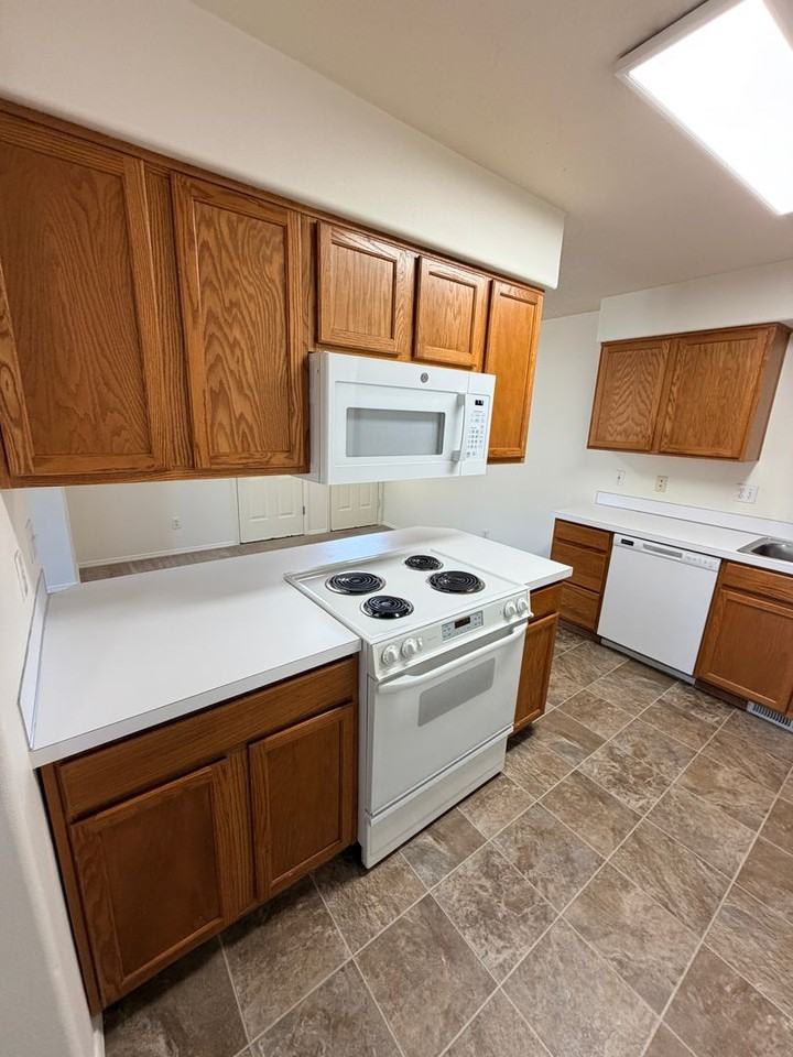 2846 Vintage Ave Se - Photo 5 of 13