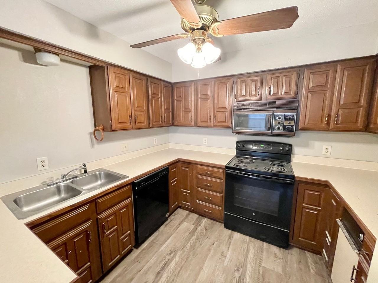 3825 Kimberly Dr - Photo 3 of 13