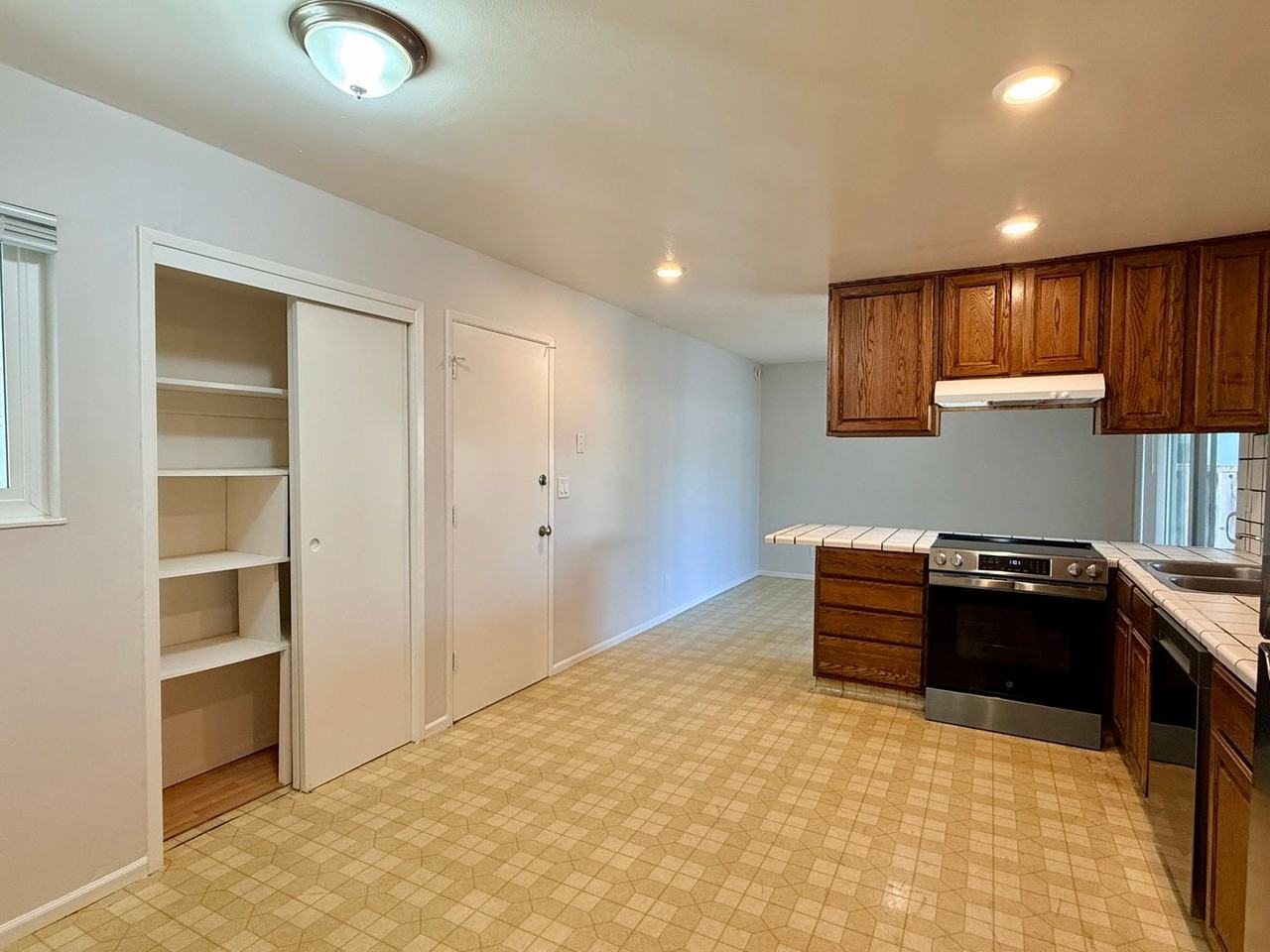 6063 Pineland Ave - Photo 4 of 16