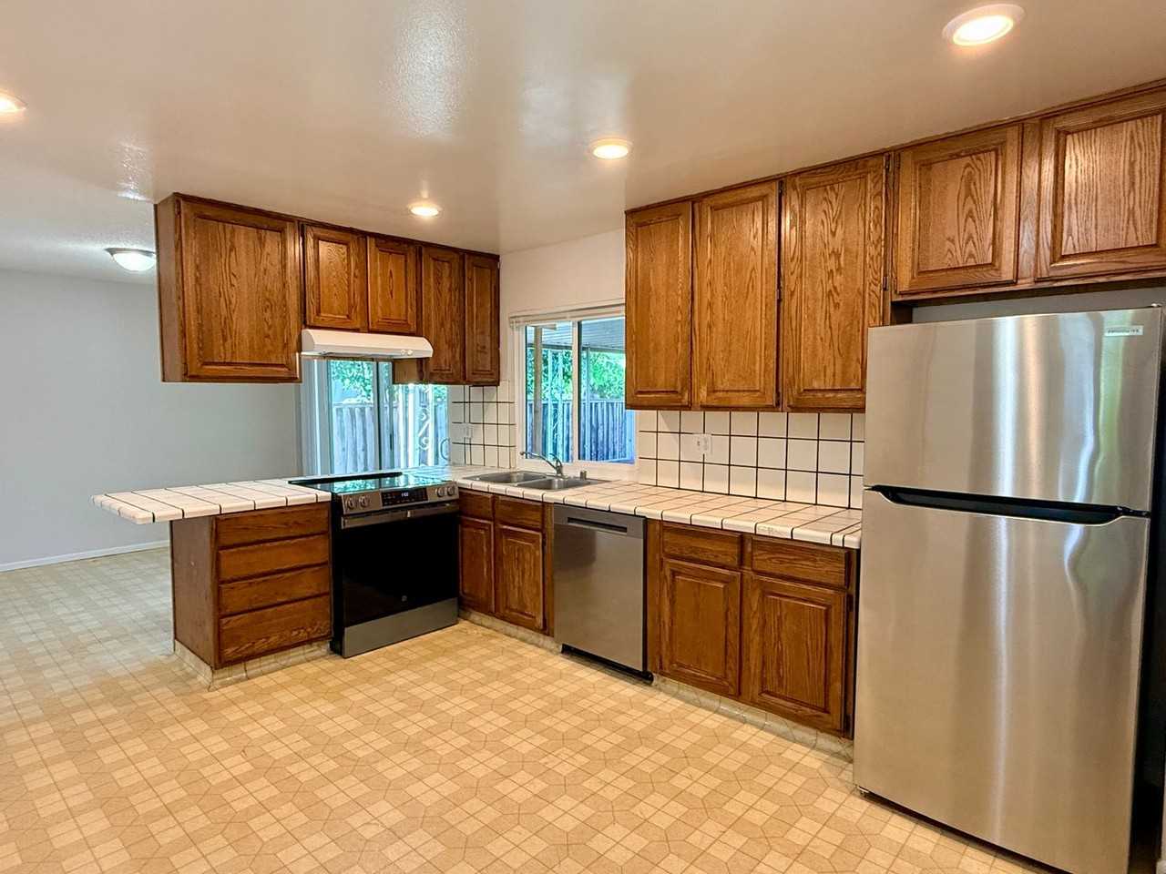 6063 Pineland Ave - Photo 5 of 16