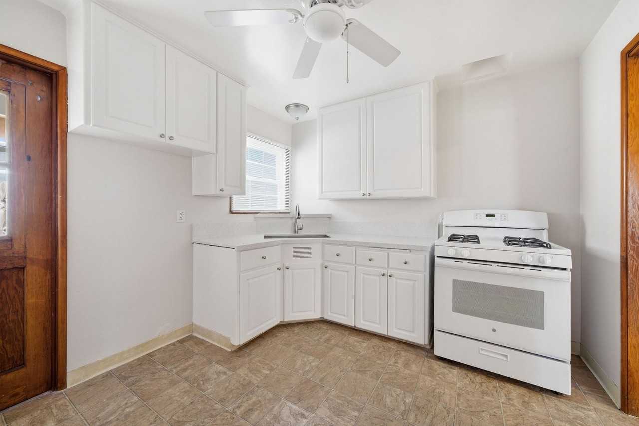 624 E Jefferson Ave - Photo 6 of 15