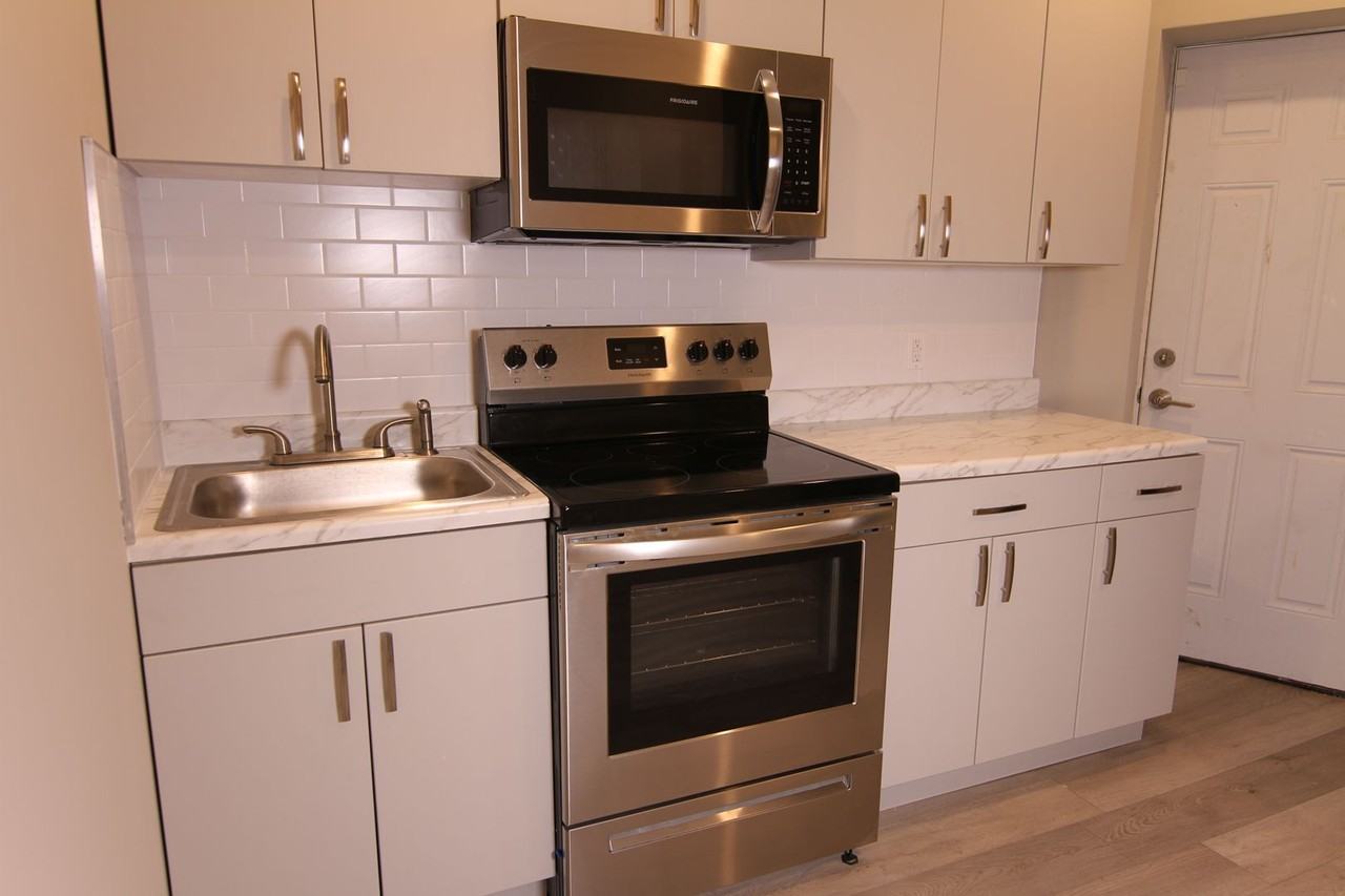 1649 Pratt St - Photo 2 of 16