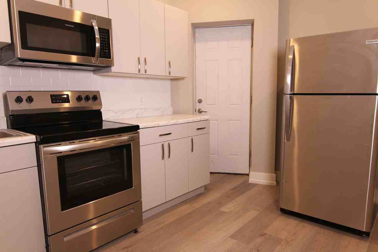 1649 Pratt St - Photo 3 of 16